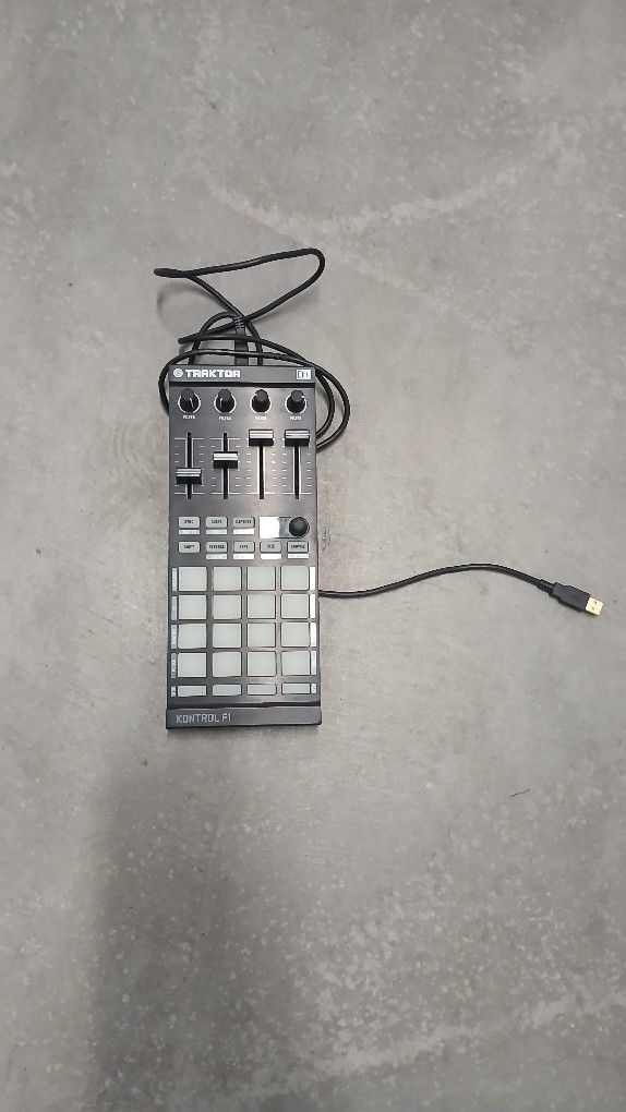 Native Instruments Controlador de DJ Traktor Kontrol F1