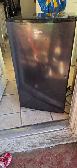 Mini refrigerator with freezer