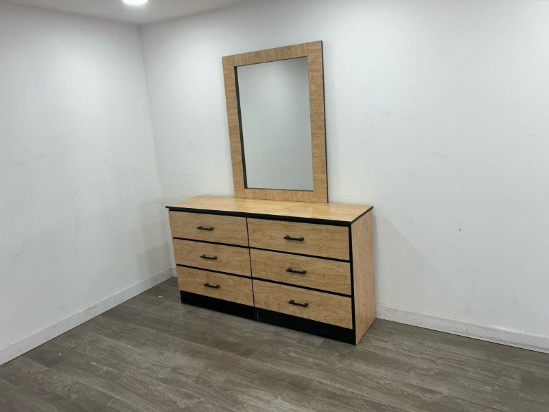 DRESSER WITH MIRROR /// CÓMODA CON ESPEJO