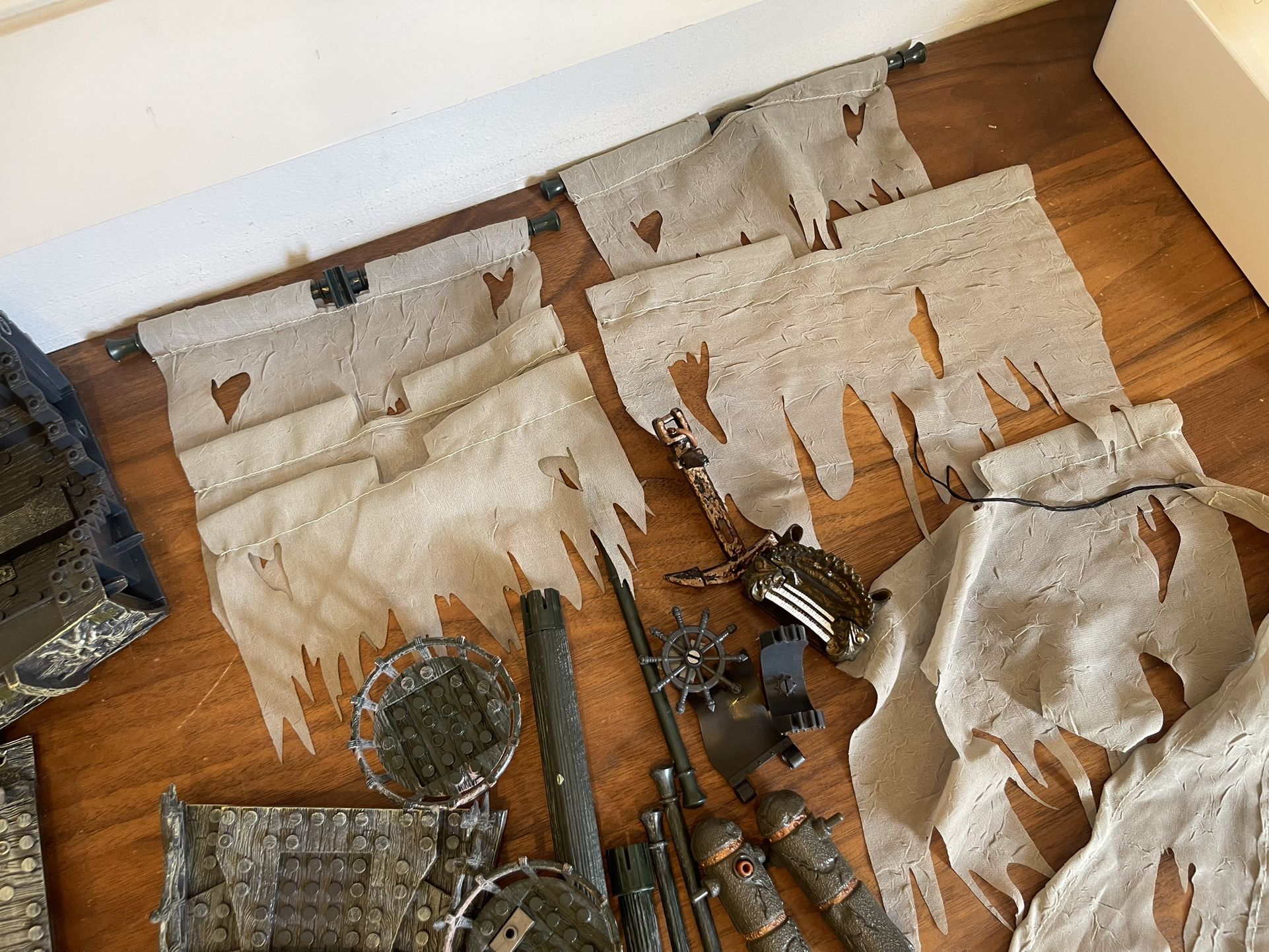 Pirates Of The Caribbean Flying Duchman Mega Blocks + Other Sets