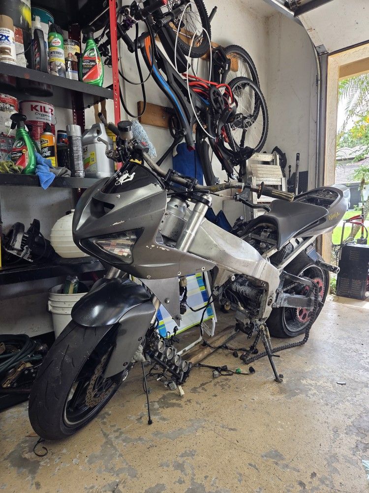 2004 636 Stunt Bike Roller With Motor Apart