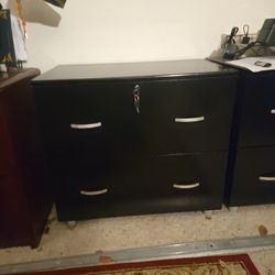 2 Drawer file cabinet (like new)