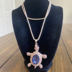 NWOT Elegant Rose Gold Turtle Pendant Necklace