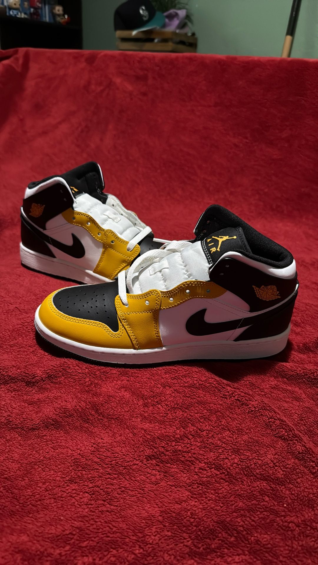 Jordan 1 Mid (yellow Orche Black /White GS Never Worn With Box