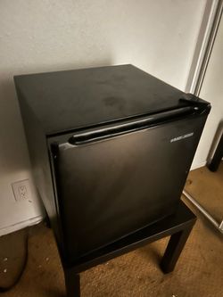 Black and decker mini fridge