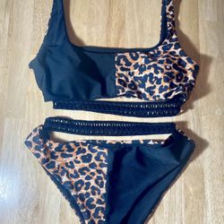 Women’s - Size medium- Bikini set