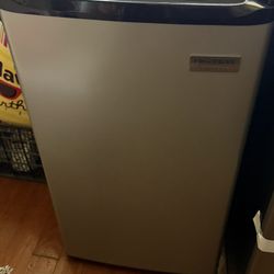 FRIGIDAIRE MINI FRIDGE 