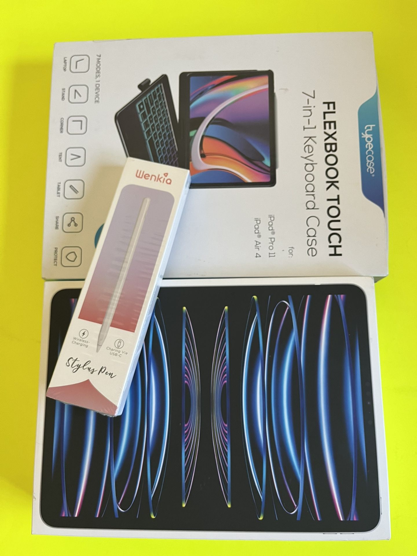 Apple iPad Pro 11 (2022 Model / M2 Chip) 256GB with keyboard case and pencil. Like new