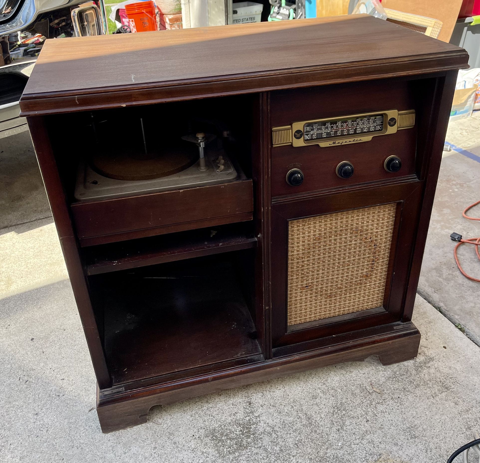 1946 Majestic AM/FM Radio W/ Phono Record Player Mahogany Wood Cabinet Console Vintage