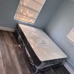 Queen mattress regular set with box spring ( 2pc brand new) 