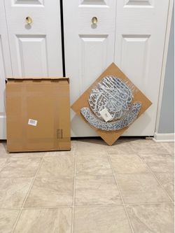 Beautiful brand new 19 by 17 inch ayat ul kursi islamic wall decor. (MUST SELL TODAY)
