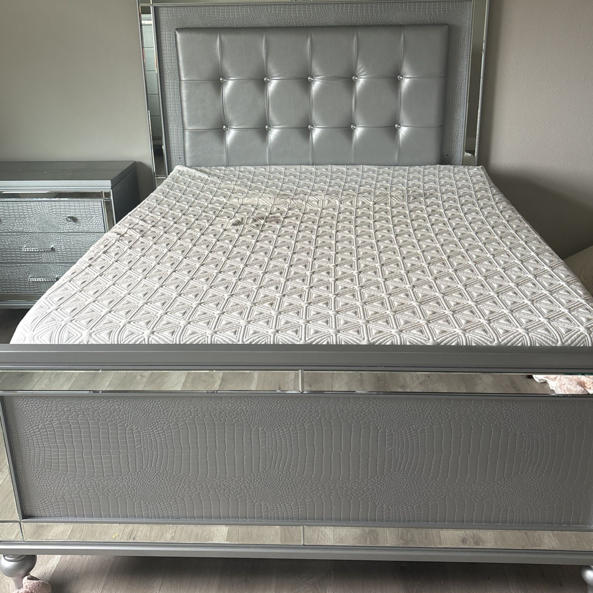 4 piece bed set Pick up by 4/24