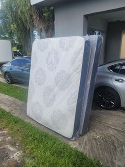 NEW Queen-Size MATTRESS and BOX SPRING. Bed frame not included👍