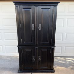 6ft Armoire With Internal Outlets And Lights
