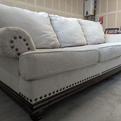 🔥 Solid Wood Base Full-Size Sofa – Elegant Nailhead Trim – Excellent Condition