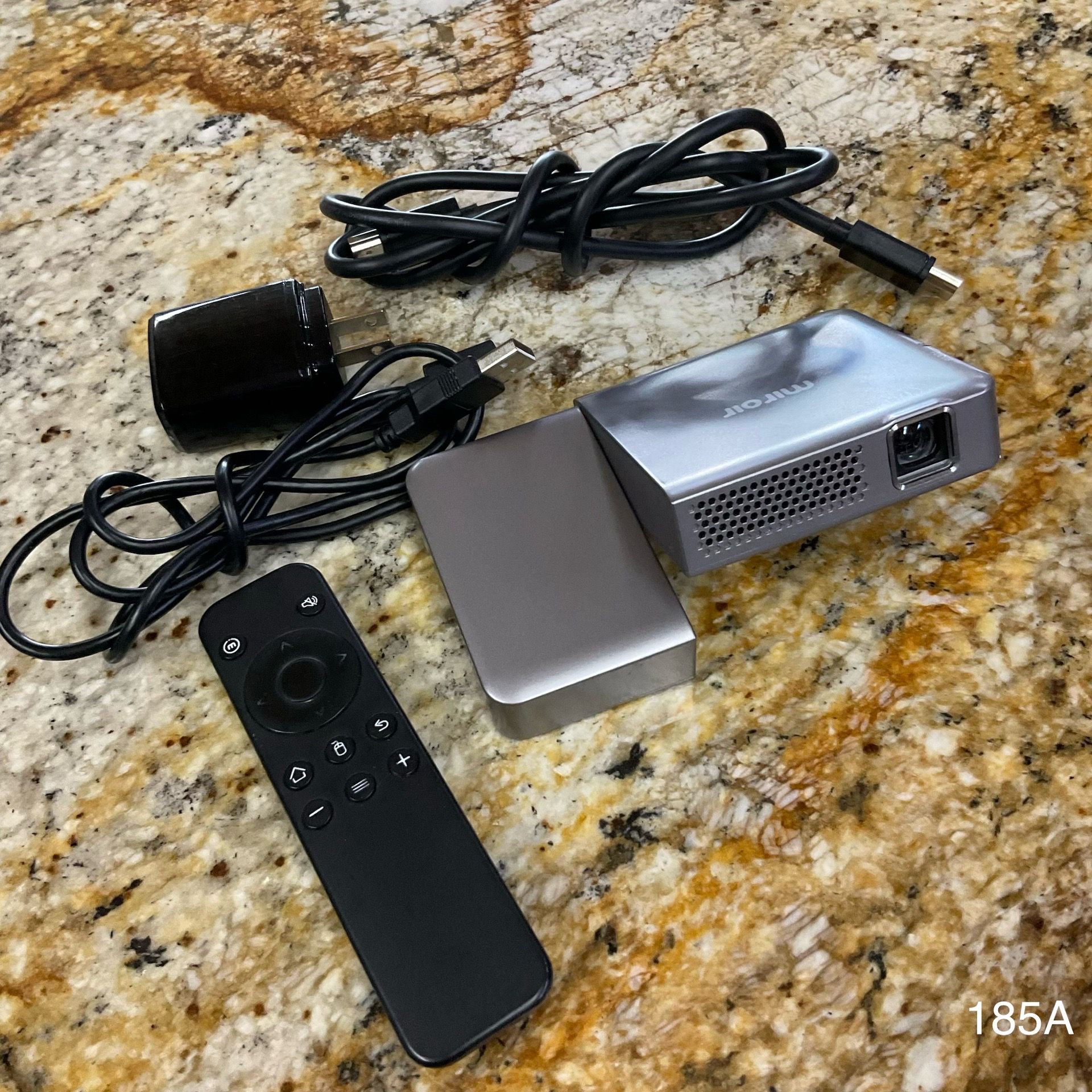 Pocket Projector Miroir M200A with Remote and Cords