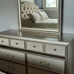 Dresser With Mirror 