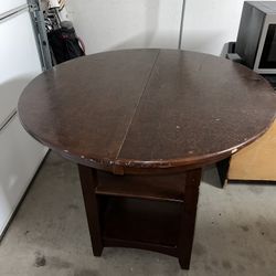Wood Round Table – Good Condition! 