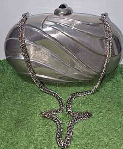 Vintage mid-century Mexico Metalica hinged handbag purse, silver-colored clam shell design and a black gemstone clasp.
Good condition 
Size Small 7' l