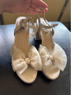 Bow heels