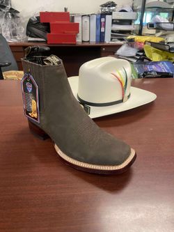 Combo de botines y sombrero de 2000X