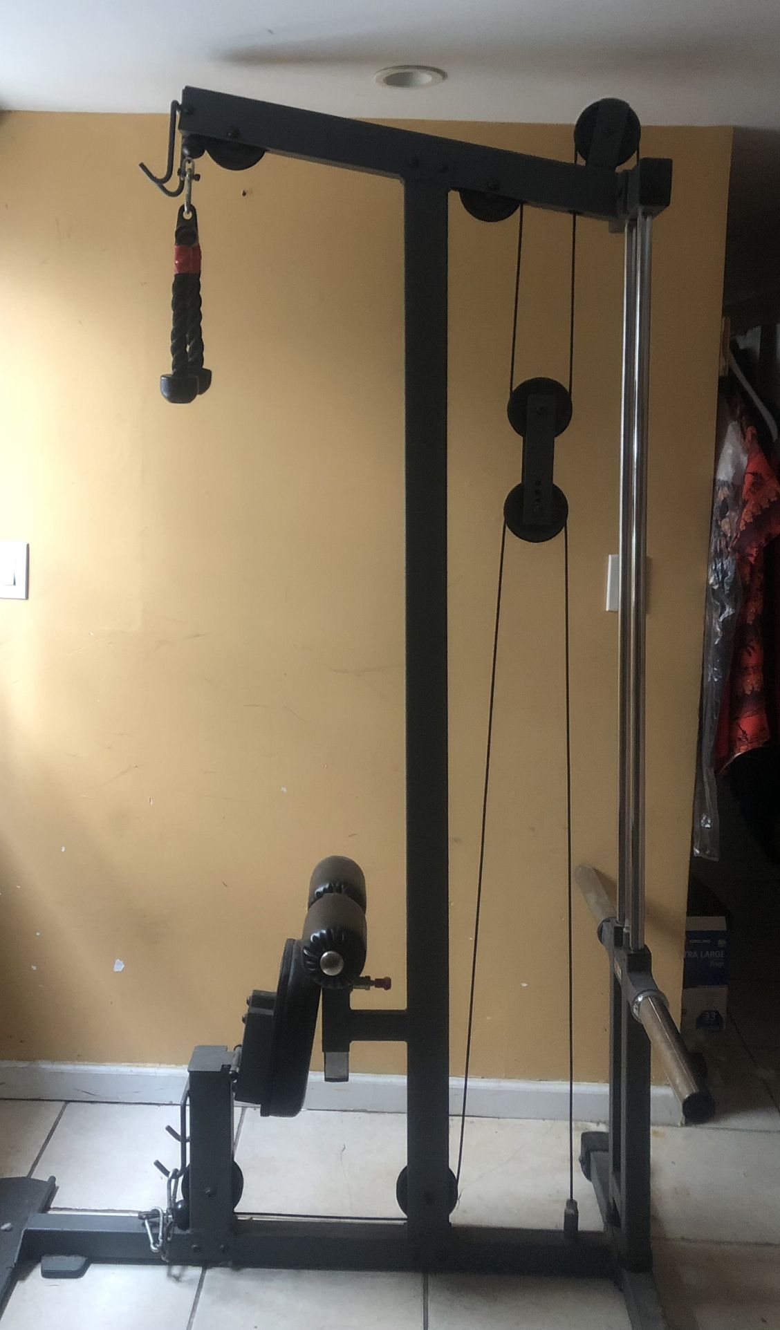 Lat -pull-down Machine With Low Row And Assorted Attachments