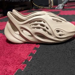 Yeezy Foam Rnnr