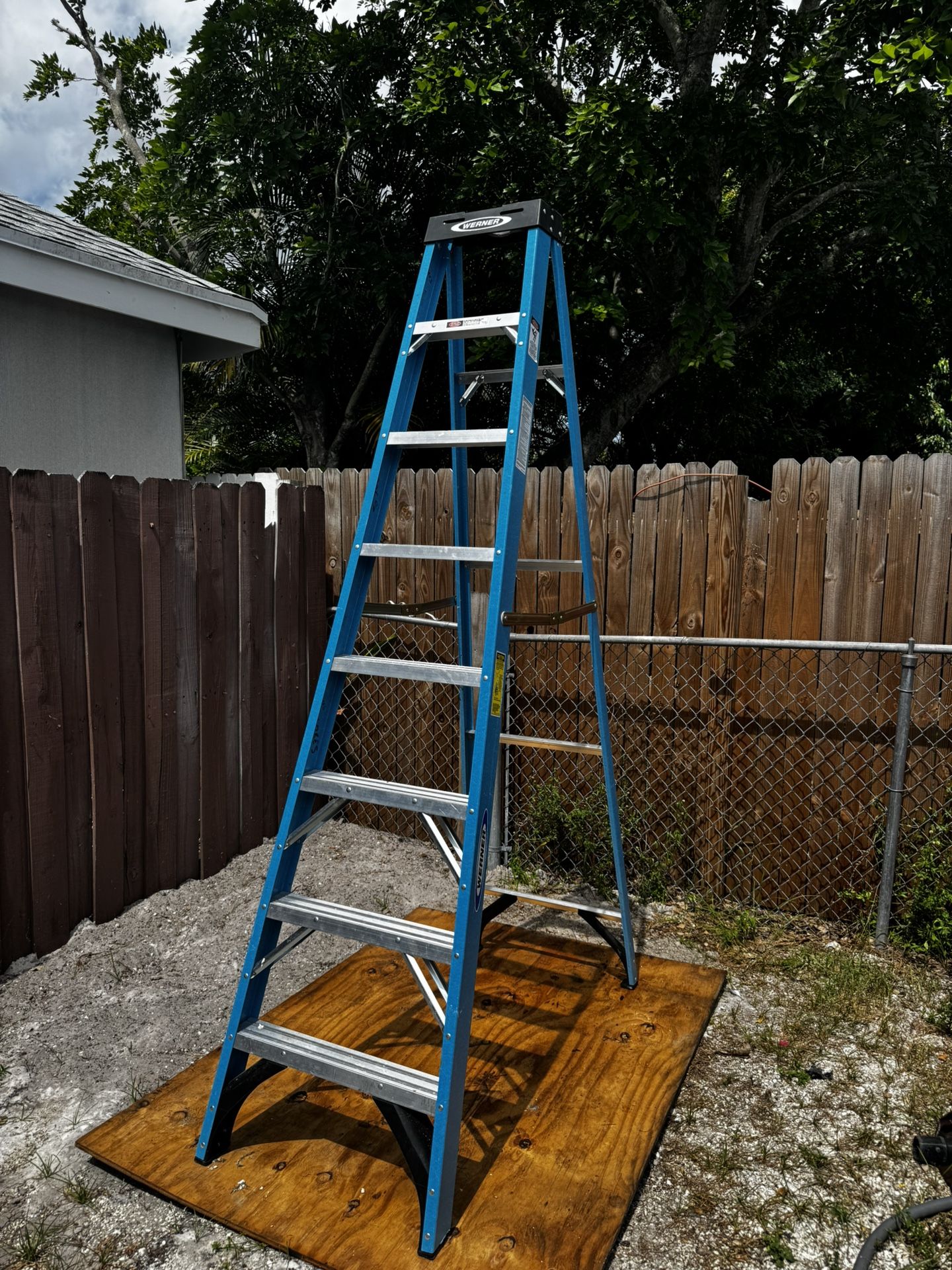 WERNER 8ft Fiberglass Ladder.