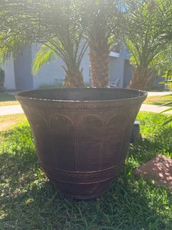 Large Decorative Resin Planter – 20” Wide