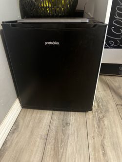 Small refrigerator Like new