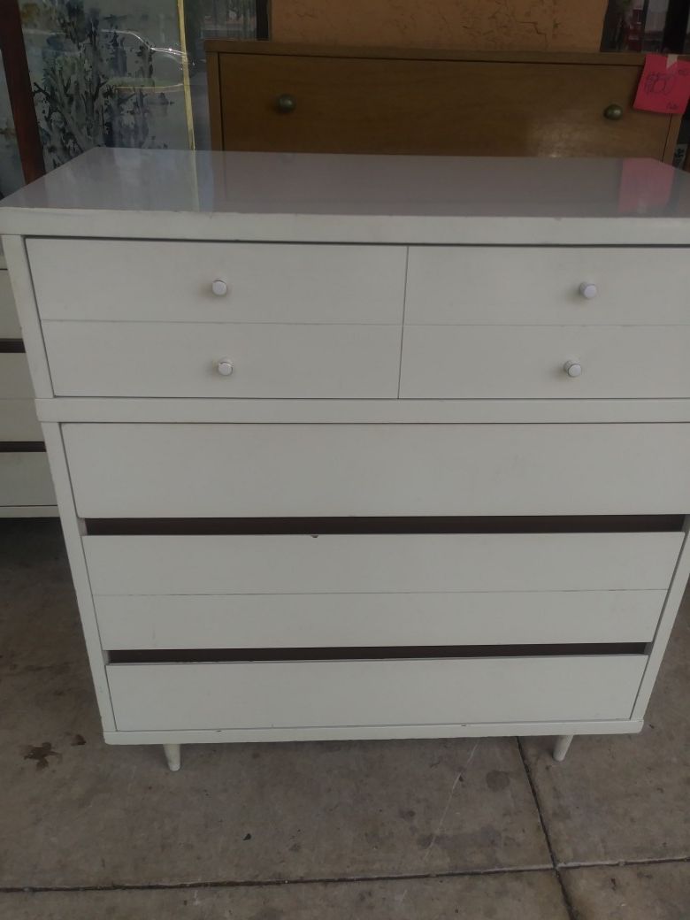 White chest of drawers with white knobs