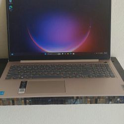 Lenovo Laptop Netbook Touchscreen   Windows 11 intel Core i3 . 15"  8gb Ram 256ssd And Charger