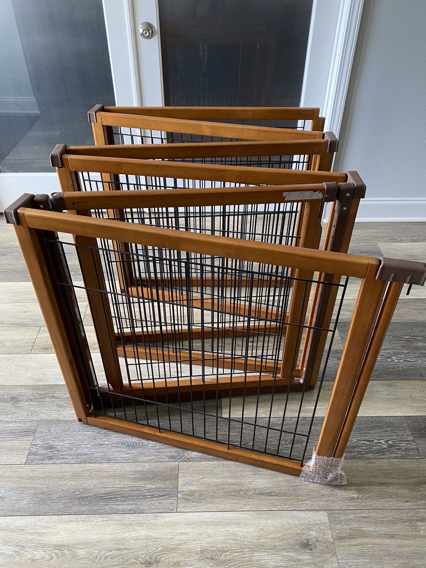 6 Panel Child/Pet Gate w/opening section