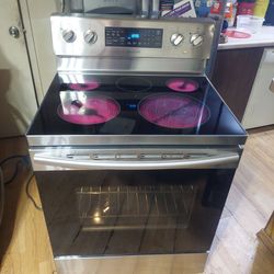 Works like New. 5 Burner glass top stove with Dual Function self-cleaning Convection oven