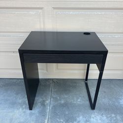 Black Ikea desk (like new) Irvine 92620