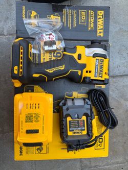 DEWALT 20V MAX ATOMIC compact 1/4” impact driver kit