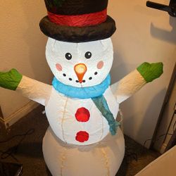  Merry Moments 4 Ft Inflatable Snowman.$17