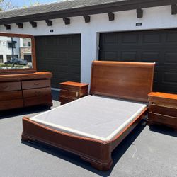 BEAUTIFUL SET QUEEN W BOX / DRESSER W MIRROR & TWO NIGHTSTAND - BY RIVERS EDGER - SOLID WOOD - PERFECT CONDITION - Delivery Available