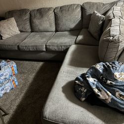 Sectional W/ Pull Out Couch