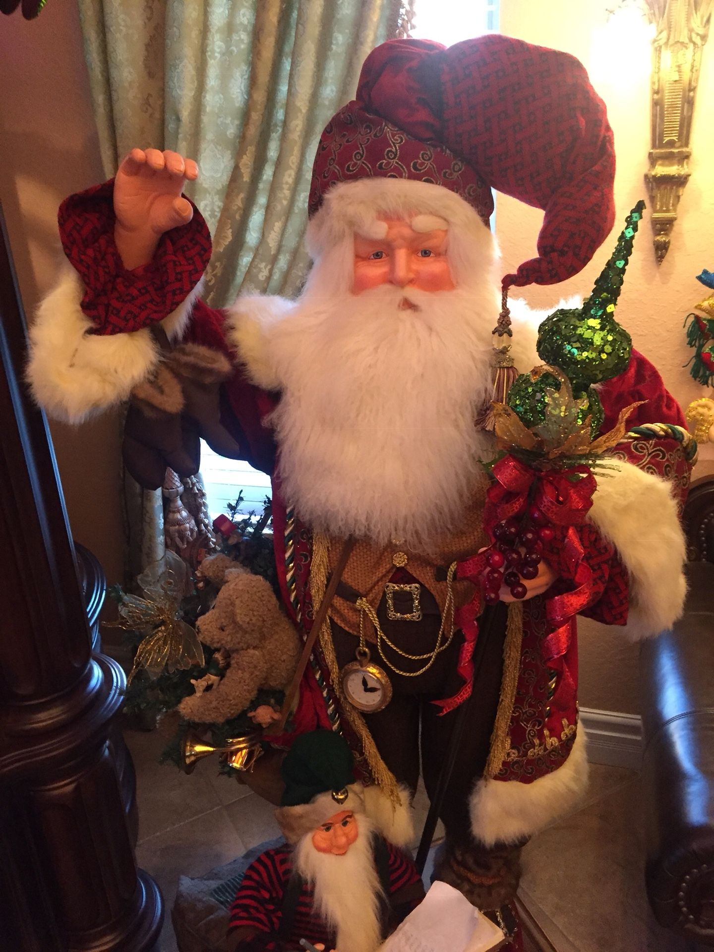 Beautiful high end 6FT tall Santa Claus with base and very elegant just on time for Christmas.