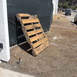 Free pallet - 3442 E St, San Diego 92102