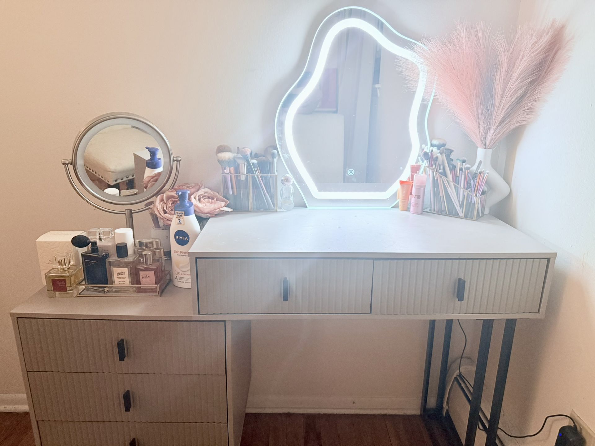Perfect Size Vanity For Sale!