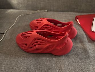 Foam runners red size 12