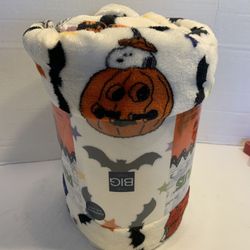 Peanuts Snoopy/Woodstock Fall Halloween Plush Oversized Throw Blanket 5ft x 6ft