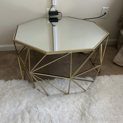 ✨ GOLD MIRRORED ACCENT TABLE – $75 (Pickup Only)
