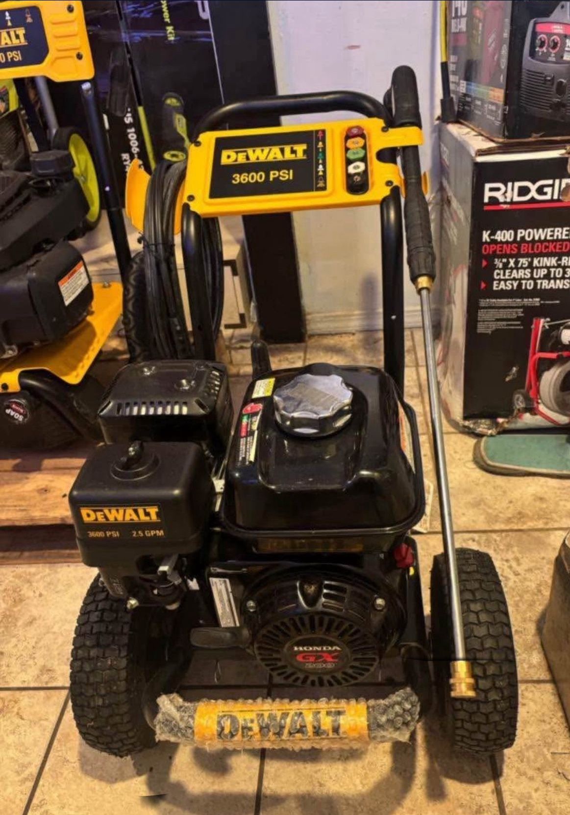 DEWALT 3600 PSI 2.5 GPM Gas Cold Water Professional Pressure Washer with HONDA GX200 Engine