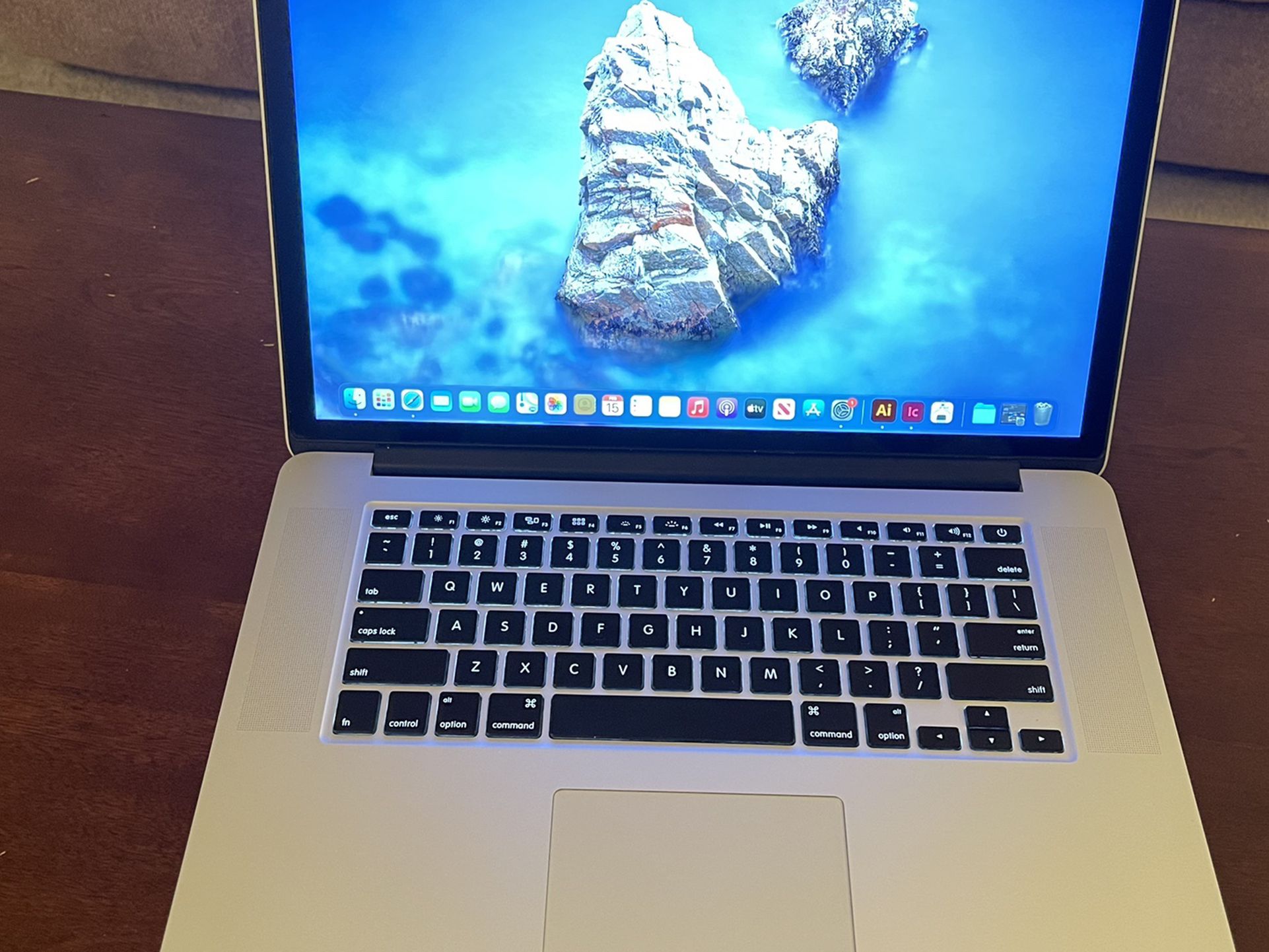 🎊2015 MacBook Pro 15",Quad core i7,16gb ram,512gb SSD,dual graphic,fast