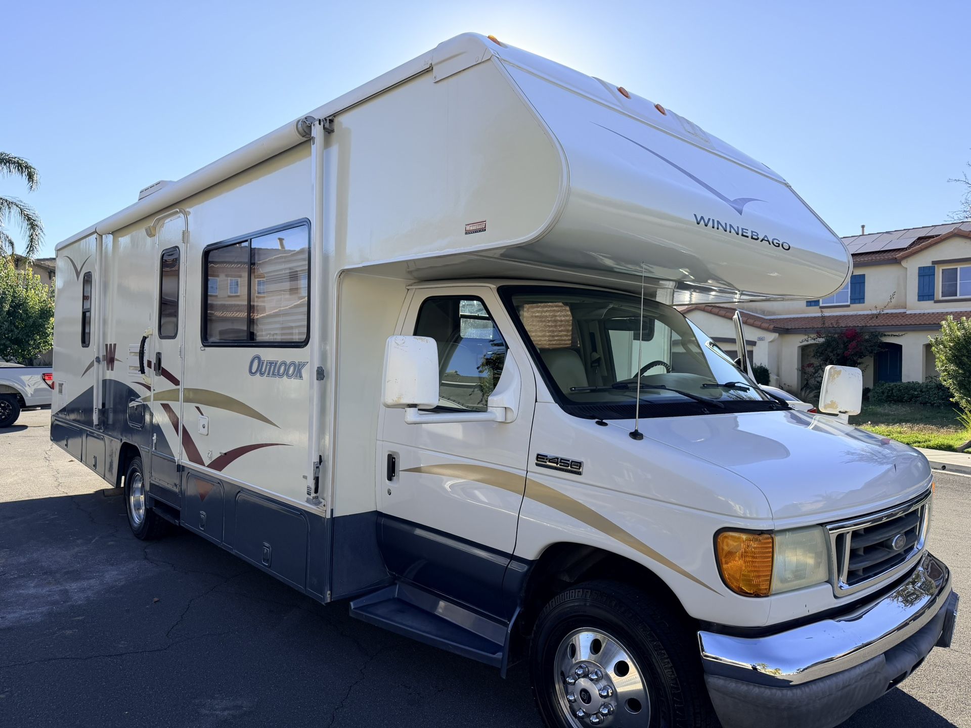 2006 Double Slide Winnebago Class C  
