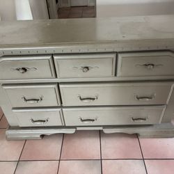 6 Drawer Bureau With Dovetail Construction