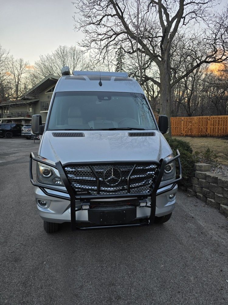2017 E trec XL edition Like new has shower ,toilet, kitchen 4x4 duly